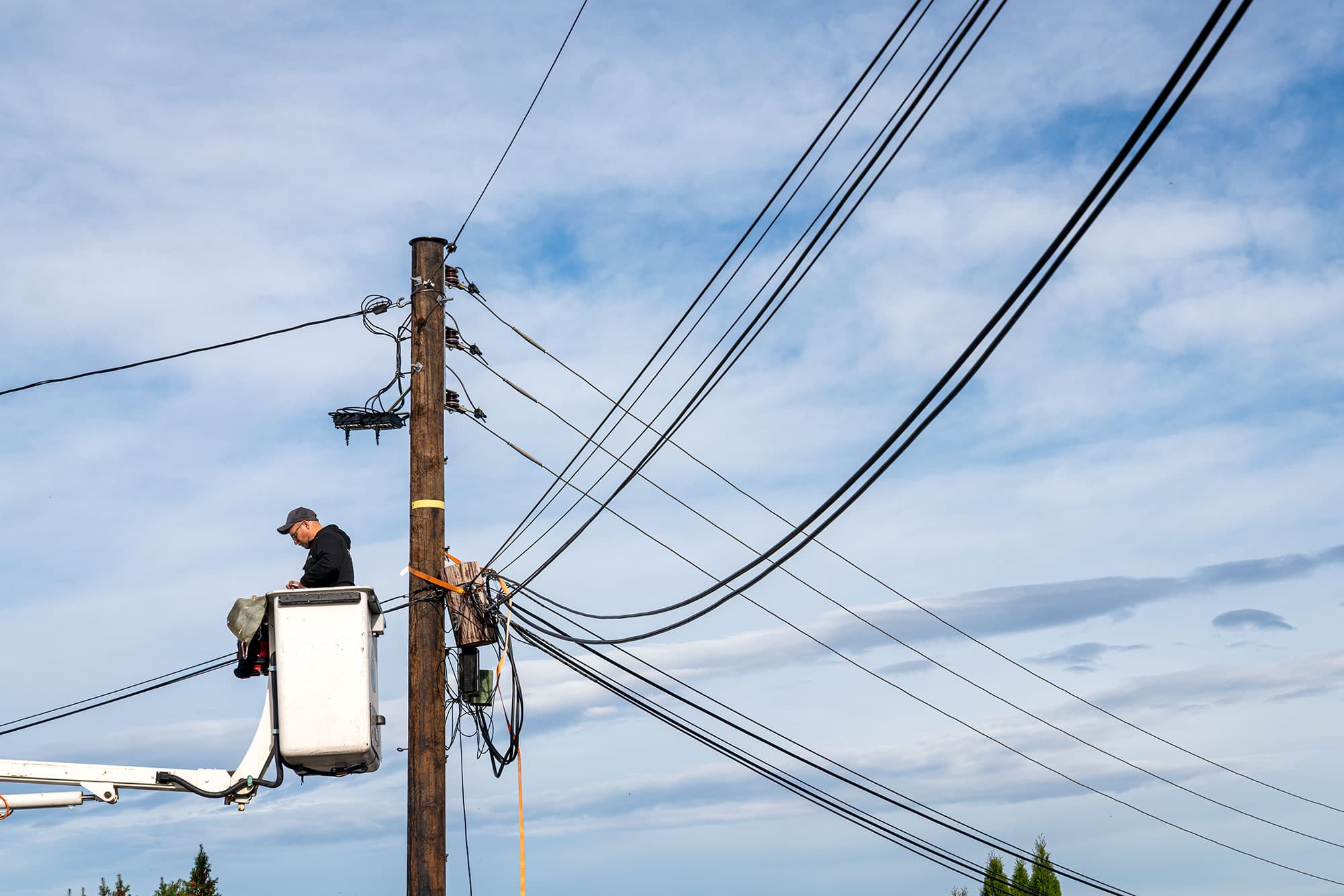 Tecnia AS - Tekniker i lift ved telekommunikasjonsstolpe med utstyr