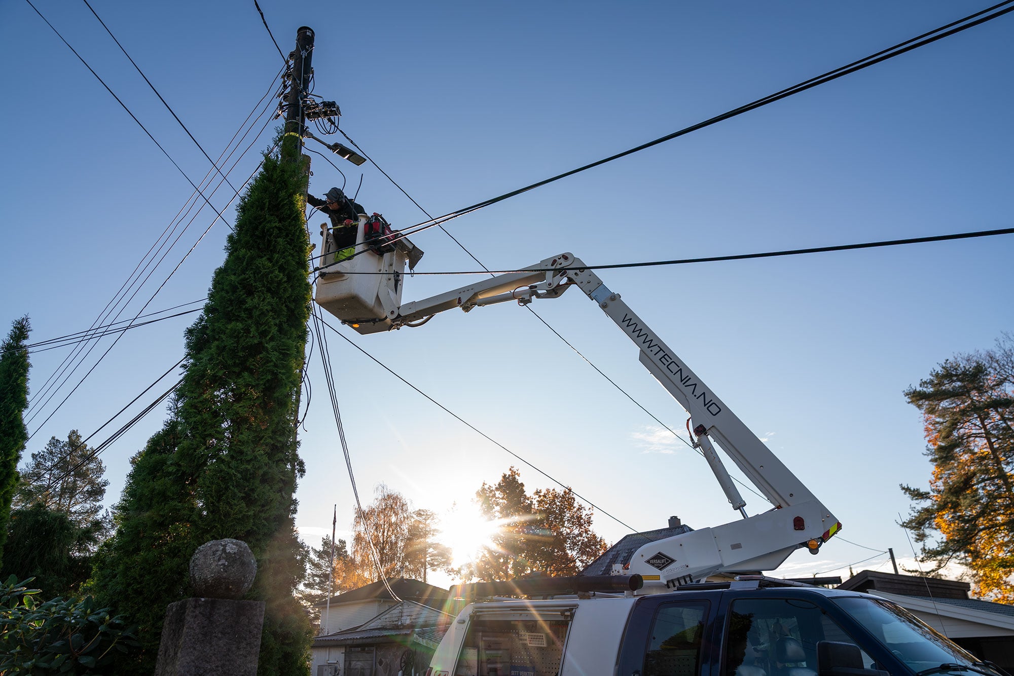 Tecnia AS - Tekniker i lift utfører arbeid på telekommunikasjonsstolpe